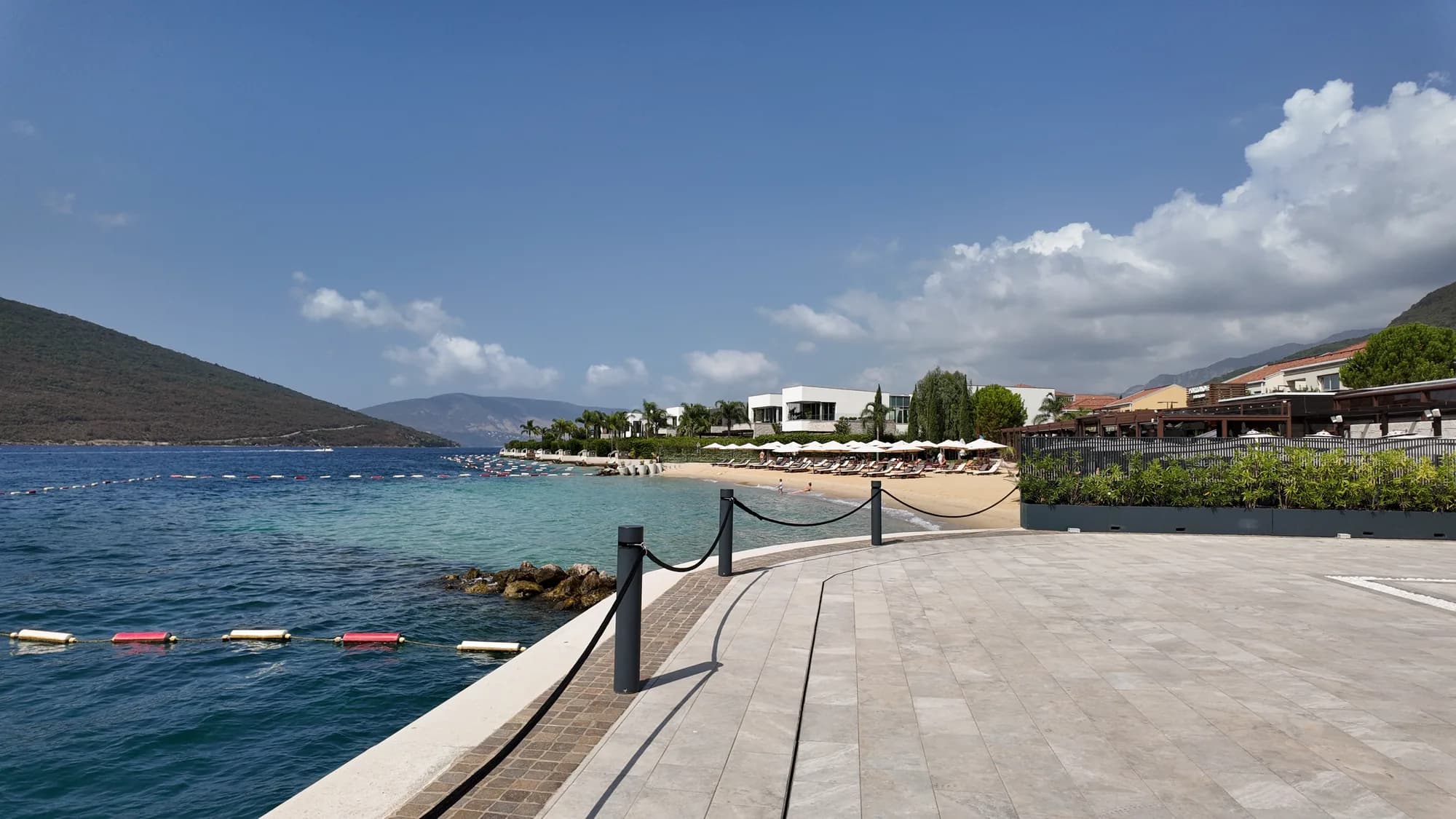 Portonovi’s sand beach and the bay, seen from the promenade